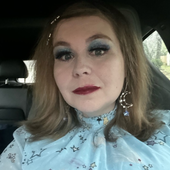 Meet your Posher, Danielle - Picture 1 of 1